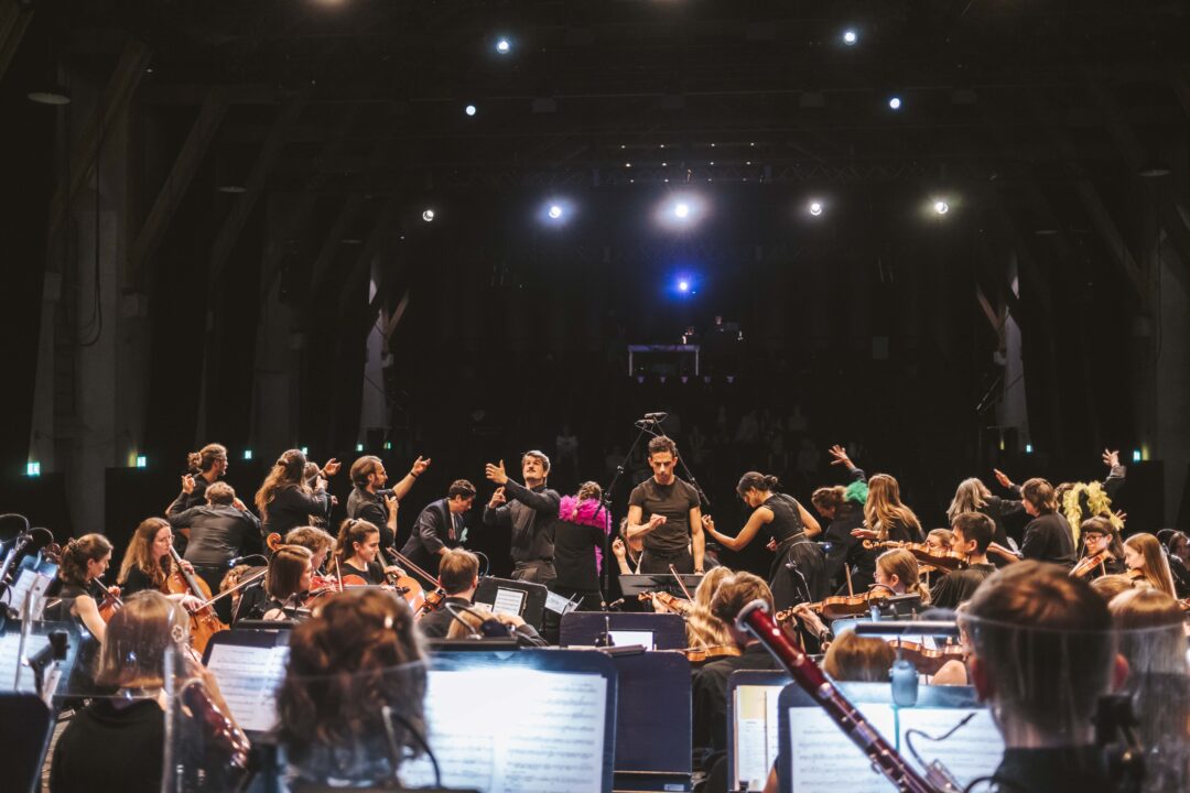 ...und dann setzt das Orchester ein
