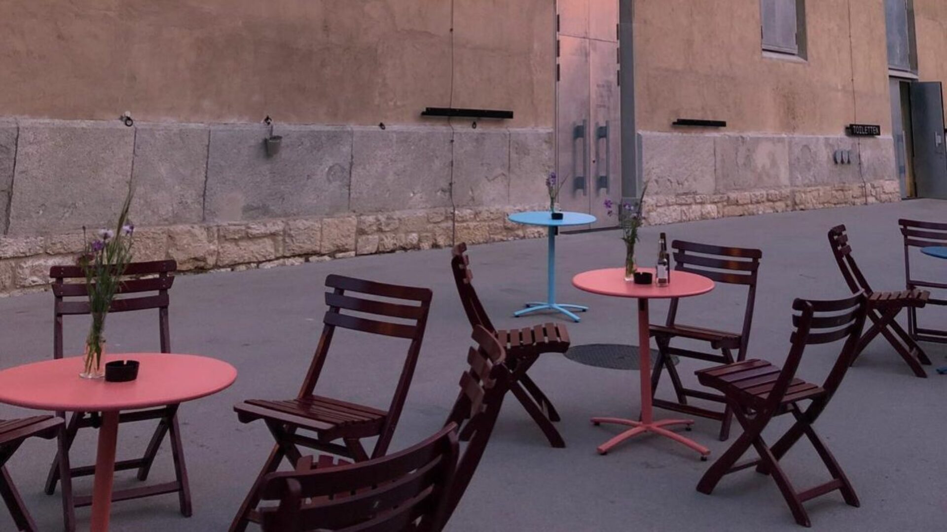 Tafel Tanz Bar im Stall Katja Bachmann